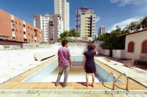 neighbouring-sounds-2012-001-couple-and-pool