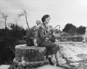 journey-to-italy-1954-005-ingrid-bergman-sat-with-parasol