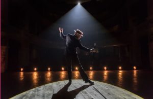 the-entertainer-kenneth-branagh-theatre-company-kenneth-branagh-archie-rice-credit-johan-persson-00497-700x455