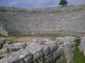 800px-Amphitheatre_at_Dodoni,_Greece